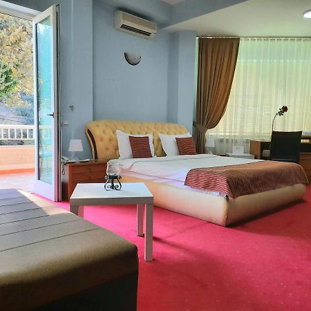 Hotel Aristocrat & Fish Restaurant スコピエ エクステリア 写真