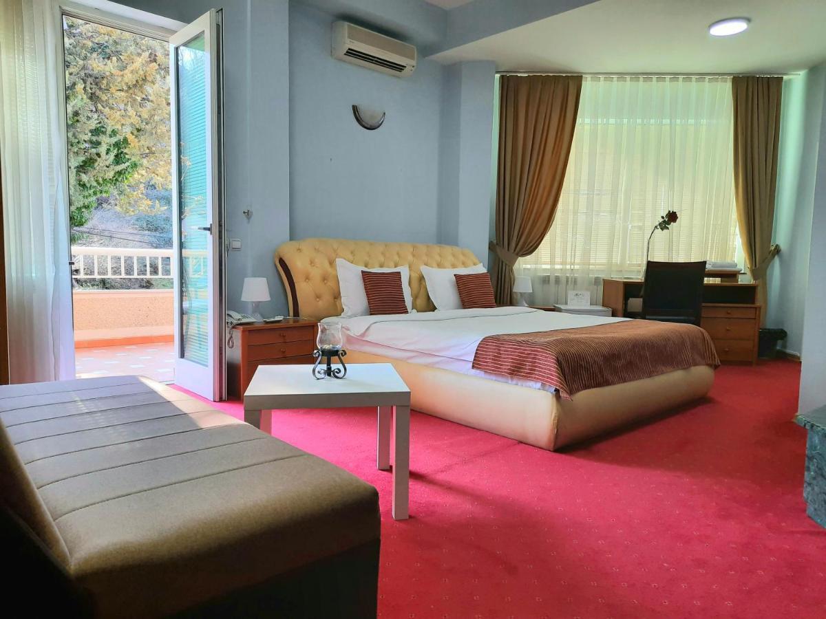 Hotel Aristocrat & Fish Restaurant スコピエ エクステリア 写真