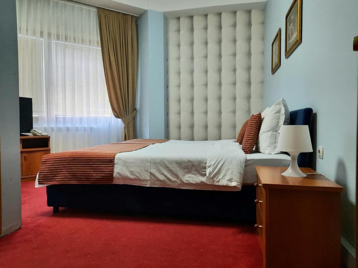 Hotel Aristocrat & Fish Restaurant スコピエ エクステリア 写真